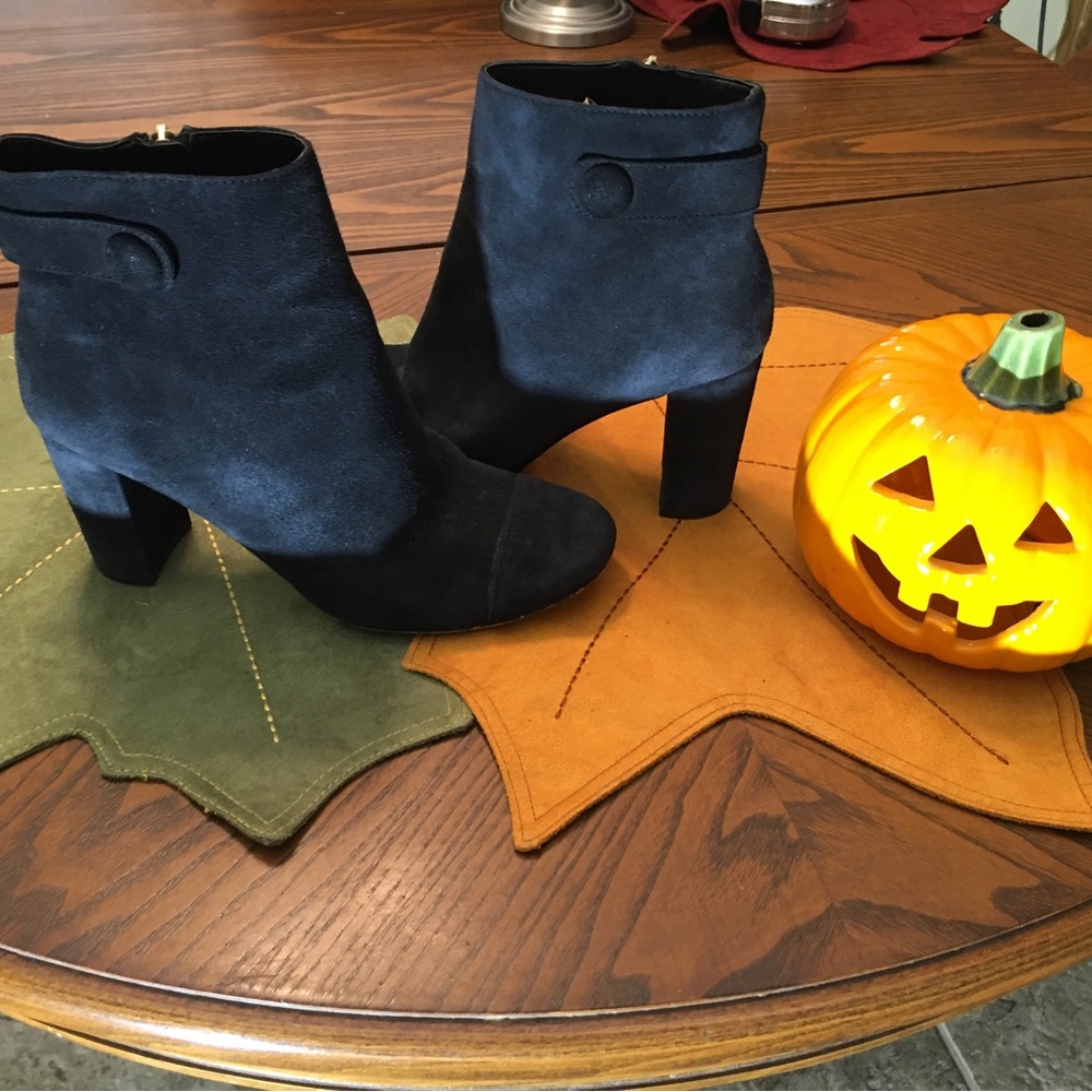 Gorgeous Ann Taylor 8M black suede side zip booties. A steal at this price